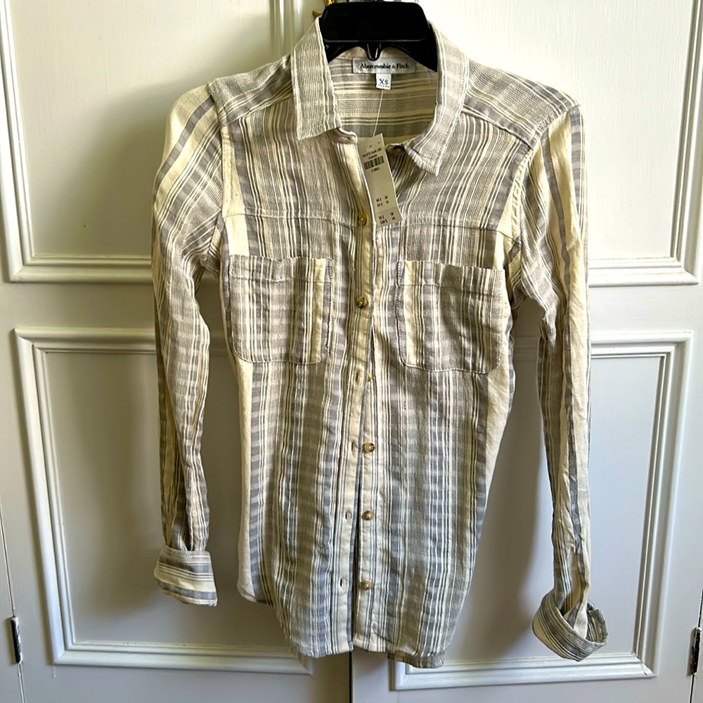 Women’s Abercrombie and Fitch light weight button down shirt NWT sz XS